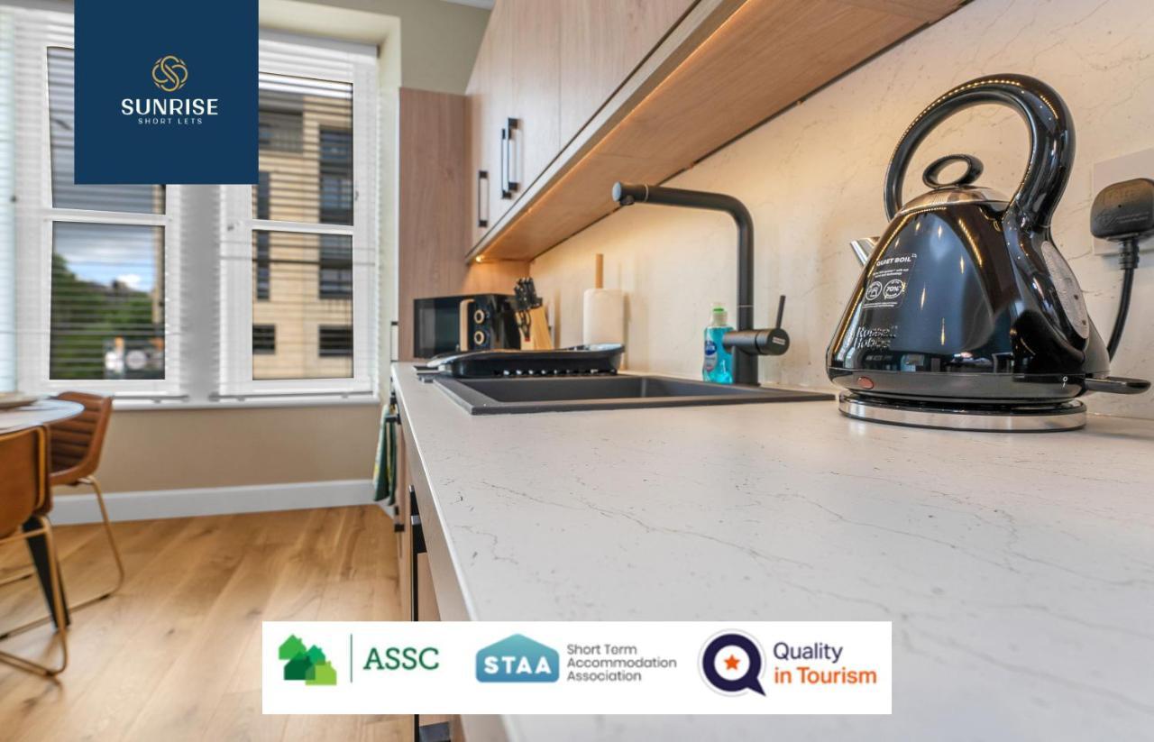 Leith Walk, Is 3 Rooms, King Beds With Tvs, Central Location, Albert Place, Wifi, Sleeps 6, Great For Contractors, Business, Relocation, Groups, Long Stays Welcome, Weekly Or Monthly, Just Ask Sunriseshortlets Apartment